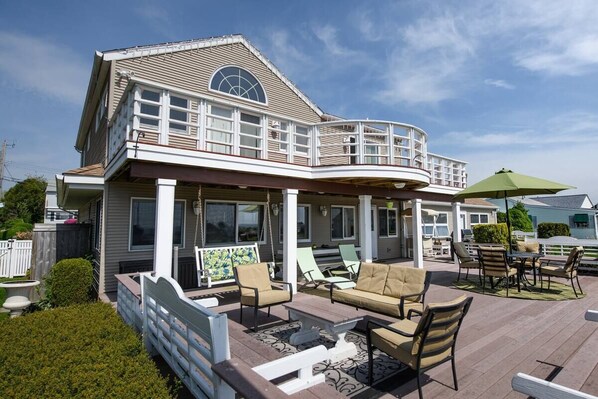Outdoor dining - Scarborough Beach Resort Oasis (Narragansett)