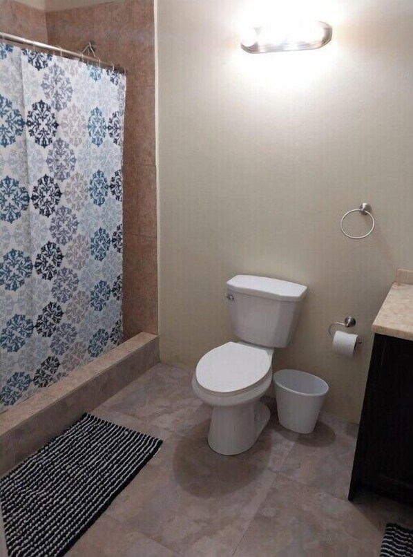 تجهيزات دش، مناشف، صابون، ورق حمّام