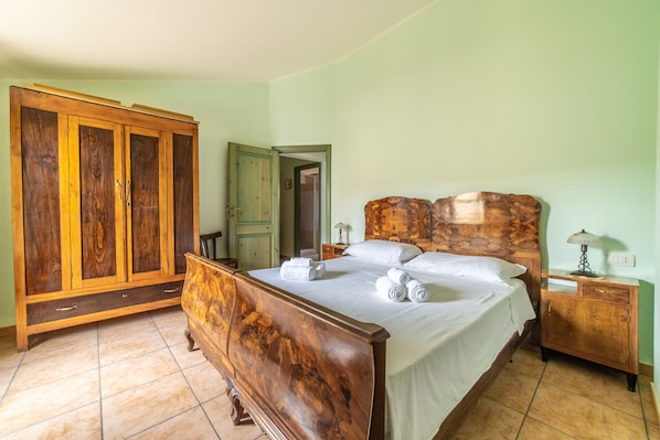3 bedrooms, iron/ironing board, bed sheets