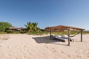 Sur la plage, chaise longue, serviettes de plage