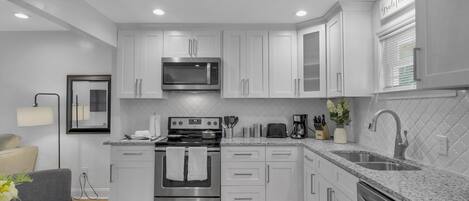 冷蔵庫、電子レンジ、オーブン、コンロ