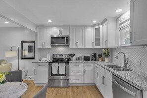 Fridge, microwave, oven, stovetop - Cozy Bungalow 2min to Uptown, CMC Main, Restaurants, King Bed, Pet Friendly (Charlotte)