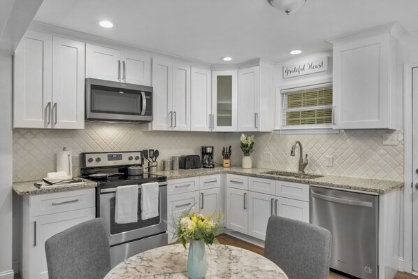 Fridge, microwave, oven, stovetop - Cozy Bungalow 2min to Uptown, CMC Main, Restaurants, King Bed, Pet Friendly (Charlotte)