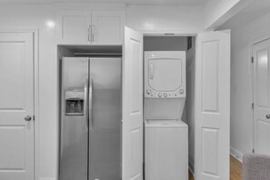 Interior - Cozy Bungalow 2min to Uptown, CMC Main, Restaurants, King Bed, Pet Friendly (Charlotte)