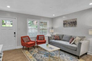 Living area - Cozy Bungalow 2min to Uptown, CMC Main, Restaurants, King Bed, Pet Friendly (Charlotte)