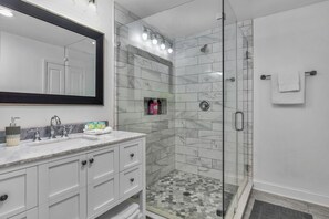 Bruser, hårtørrer, håndklæder, Sæbe