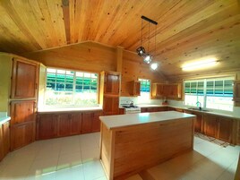 Horno, mesa de comedor, isla de cocina