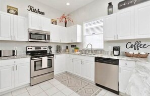 Fridge, microwave, oven, stovetop - Villa in Davenport
 (Davenport)