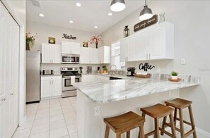 Fridge, microwave, oven, stovetop - Villa in Davenport
(Davenport)