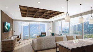 Una sala de estar moderna con un ventanal grande, techo de madera y un comedor.