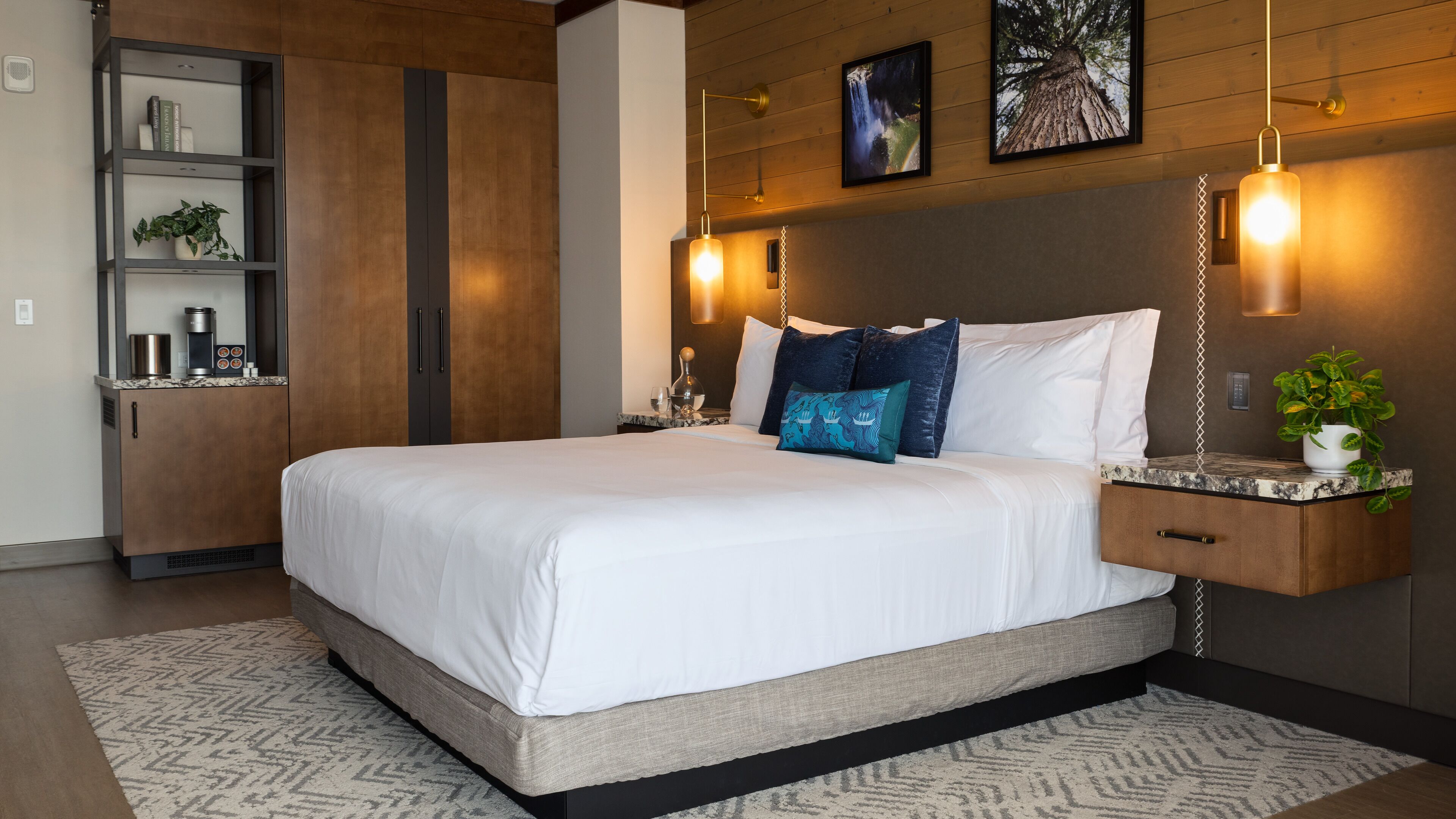 Deluxe kamer, uitzicht op bergen | Een kluis op de kamer, een bureau, een laptopwerkplek