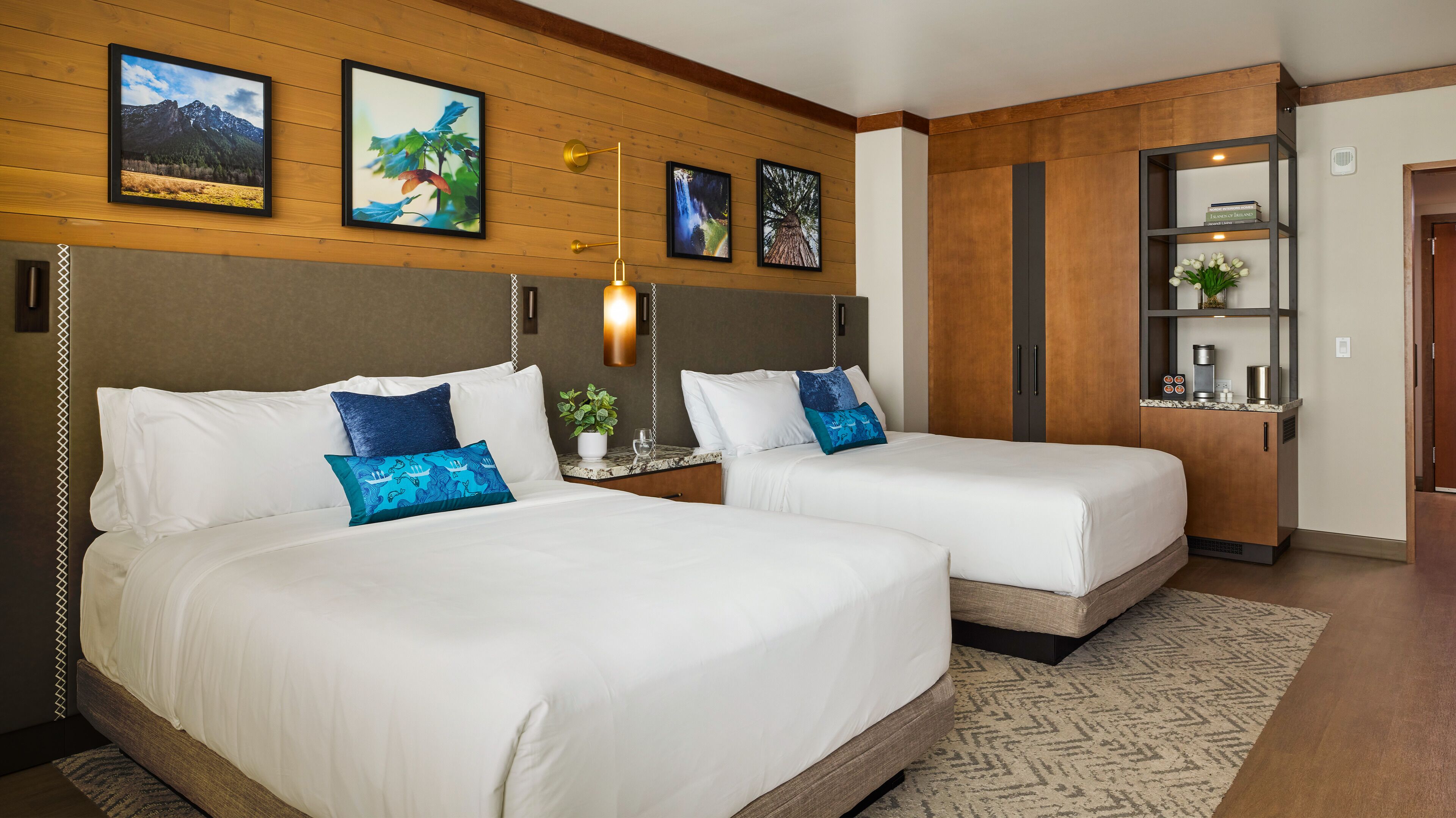 Deluxe tweepersoonskamer, uitzicht op bergen | Een kluis op de kamer, een bureau, een laptopwerkplek