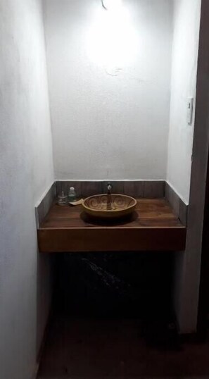 Haartrockner, Handtücher, Seife, Toilettenpapier
