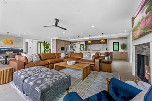 Smart TV, chimenea, futbolito