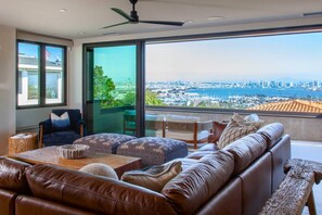 Smart TV, chimenea, futbolito