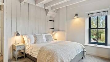4 bedrooms, free WiFi, bed sheets