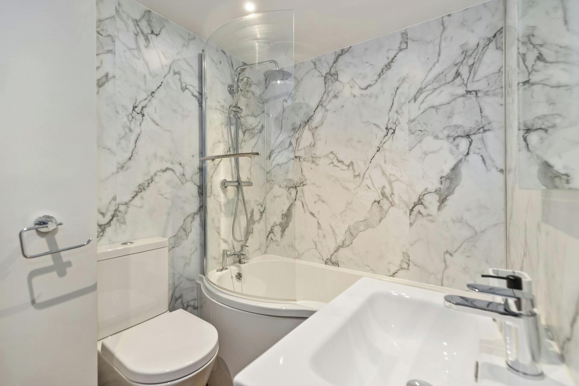 Ein Badezimmer mit Toilette, Badewanne und Waschbecken.
