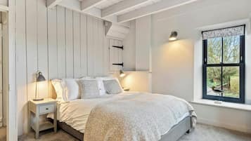 4 bedrooms, free WiFi, bed sheets