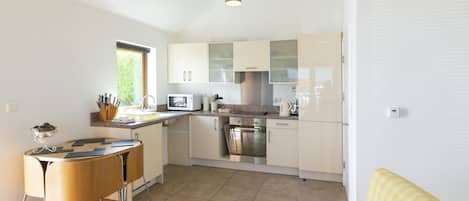 Refrigerador, microondas, tostadora y utensilios de cocina