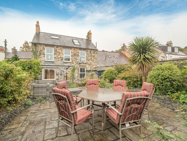 Outdoor dining - Llysmyfyr, Newport - Five Bedroom Cottage, Sleeps 11 (Newport)