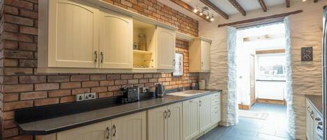 Réfrigérateur, micro-ondes, four, lave-vaisselle