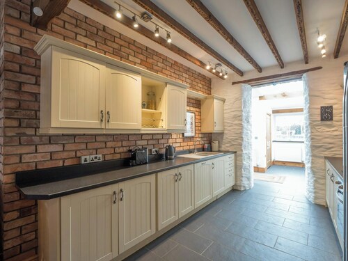Llysmyfyr, Newport - Five Bedroom Cottage, Sleeps 11