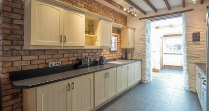 Llysmyfyr, Newport - Five Bedroom Cottage, Sleeps 11