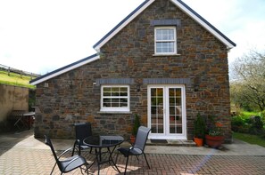 Outdoor dining - Glanrhyd, Narberth - One Bedroom Cottage, Sleeps 3 (Clarbeston Road)