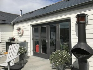Terrace/patio - Ty Y Mor, Aberporth - Two Bedroom Cottage, Sleeps 4 (Aberporth)