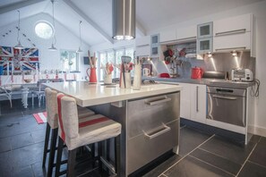 Kjøleskap, mikrobølgeovn, ovn og oppvaskmaskin