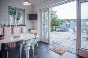 Smart-tv, eldstad och böcker