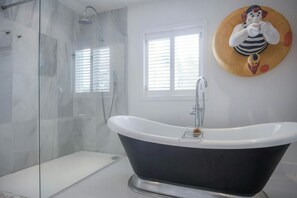 A modern bathroom with a freestanding bathtub, a glass shower enclosure, and a window with blinds. - Ty Y Mor, Aberporth - Two Bedroom Cottage, Sleeps 4 (Aberporth)