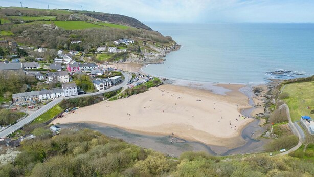 A coastal town with a sandy beach, houses, and a road leading to the beach. - Ty Y Mor, Aberporth - Two Bedroom Cottage, Sleeps 4 (Aberporth)