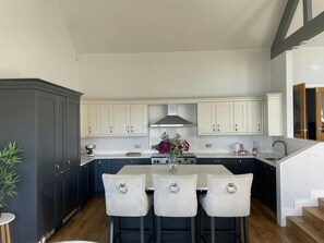 Refrigerador, microondas, lavavajillas y utensilios de cocina