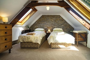 2 bedrooms, free WiFi, bed sheets - Garden Cottage, Newcastle Emlyn (Newcastle Emlyn)