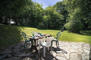Outdoor dining - Garden Cottage, Newcastle Emlyn (Newcastle Emlyn)