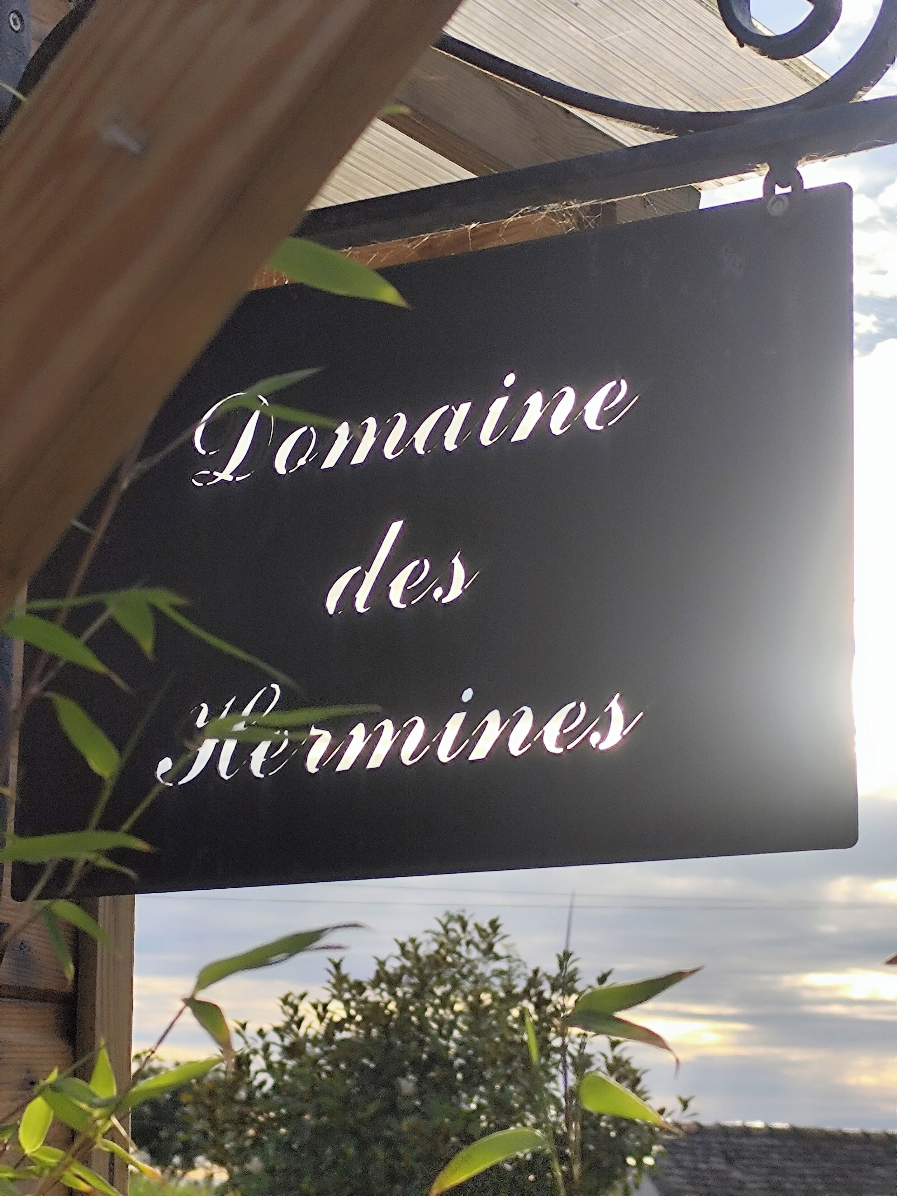 Un letrero con el texto 'Domaine des Hermines'.