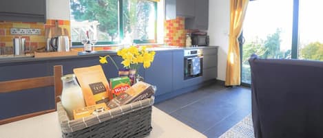 冷蔵庫、電子レンジ、トースター、調理器具と食器