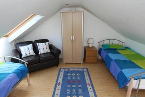 5 bedrooms, free WiFi, bed sheets