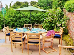 Outdoor dining - Glandwr, Newport - Four Bedroom Cottage, Sleeps 6 (Newport)