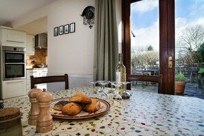 Dining - Glandwr, Newport - Four Bedroom Cottage, Sleeps 6 (Newport)