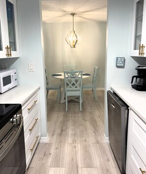 Mikrowelle, Ofen, Herdplatte, Geschirrspüler