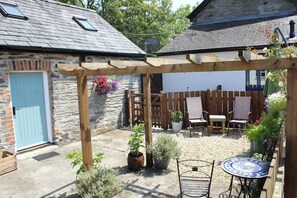 Terrace/patio - The Old Stables, Aberporth (Brongest)
