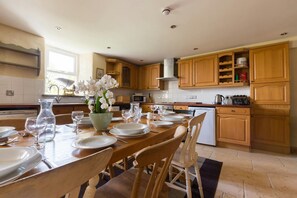 Fridge, microwave, dishwasher, toaster - The Stables, Newgale (Llandeloy)
