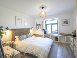 4 عدّة غرف نوم وواي فاي مجانًا وملاءات أسرّة