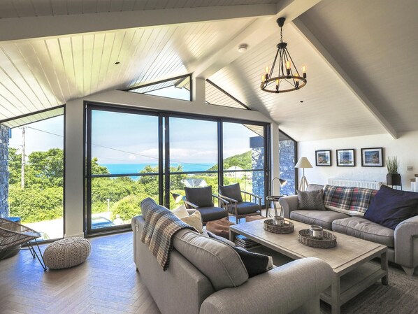 Fernseher, Kamin, DVD-Player, Bücher