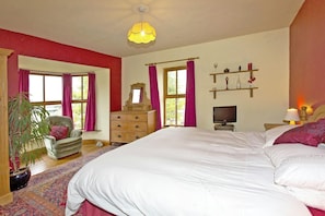 5 bedrooms, free WiFi, bed sheets - Uplands, Newport - Four Bedroom Cottage, Sleeps 9 (Newport)