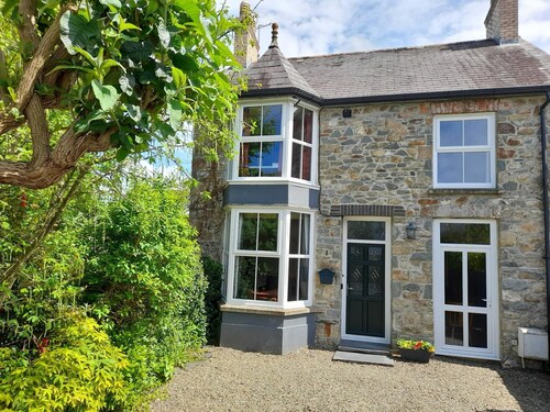 Uplands, Newport - Four Bedroom Cottage, Sleeps 9