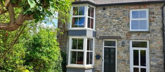 Uplands, Newport - Four Bedroom Cottage, Sleeps 9