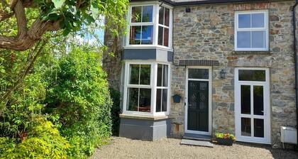 Uplands, Newport - Four Bedroom Cottage, Sleeps 9